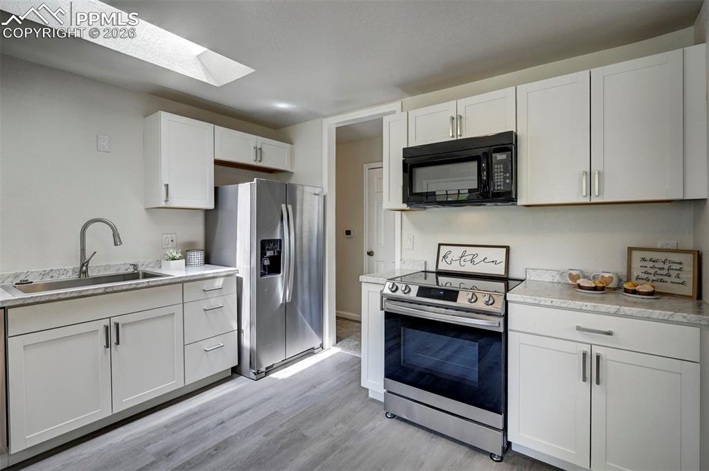 Image 12 of 41: Kitchen