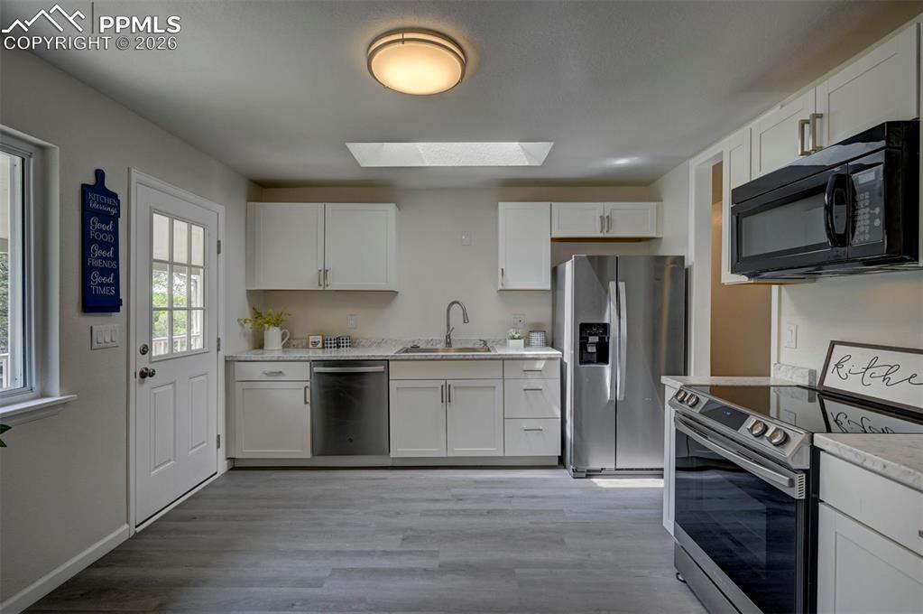 Image 13 of 41: Kitchen