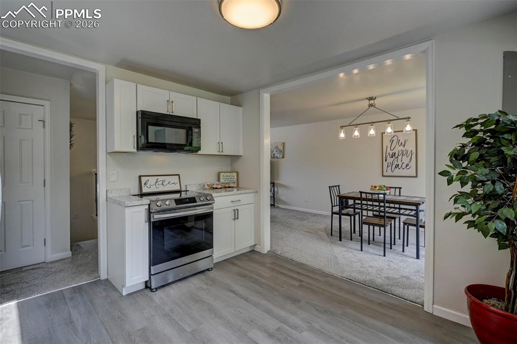 Image 14 of 41: Kitchen