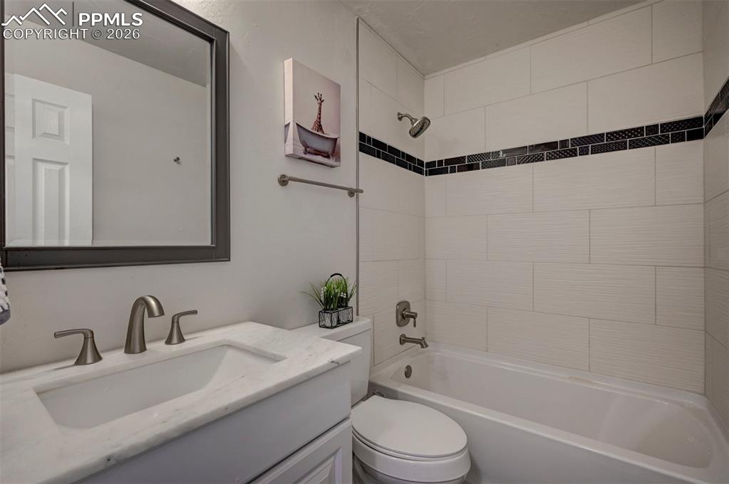 Image 19 of 41: Bathroom