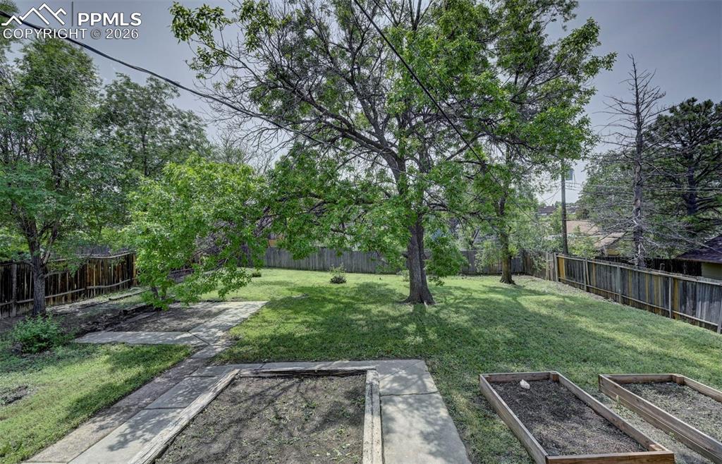 Image 37 of 41: Yard