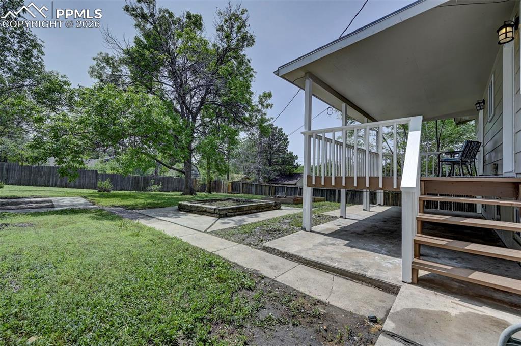 Image 38 of 41: Yard