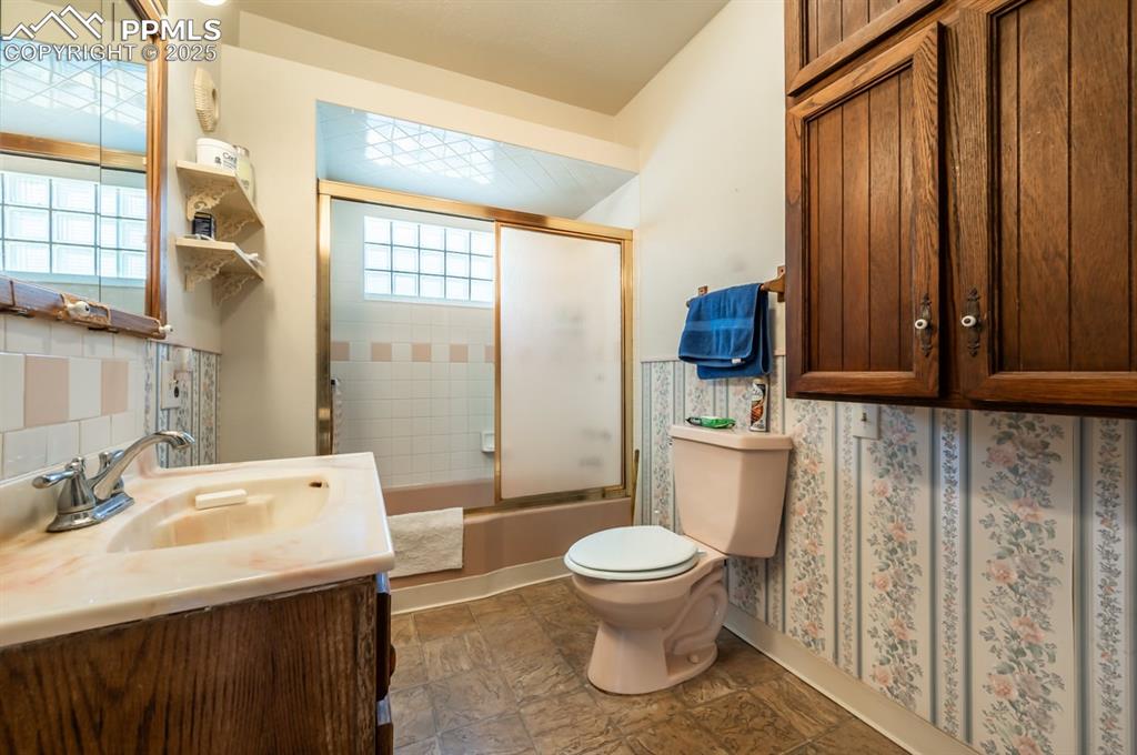 Image 15 of 36: Bathroom