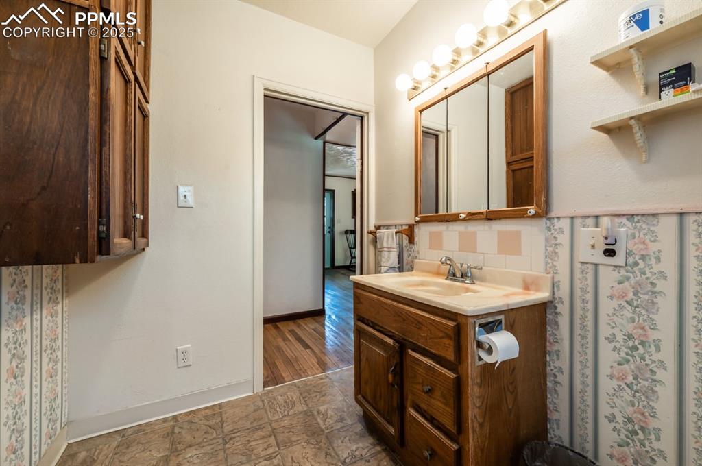 Image 17 of 36: Bathroom