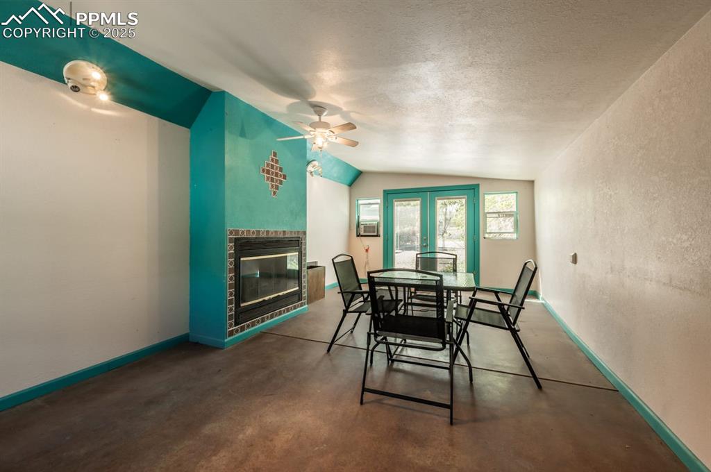 Image 22 of 36: Dining Area