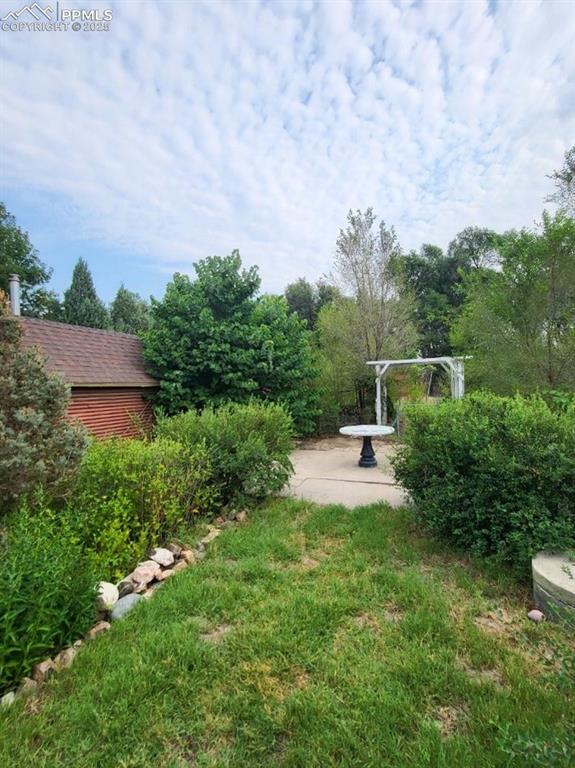 Image 27 of 36: Yard