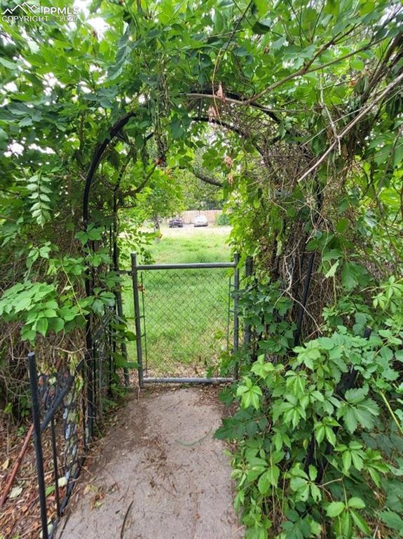 Image 32 of 36: Fence