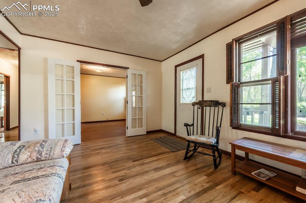 Image 7 of 36: Sitting Room