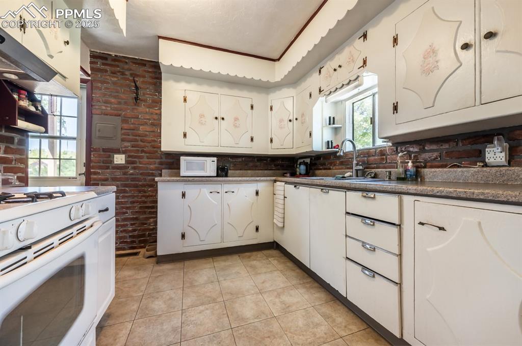 Image 9 of 36: Kitchen