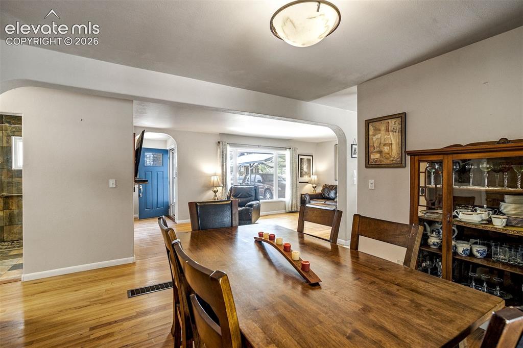 Image 11 of 40: Dining Area