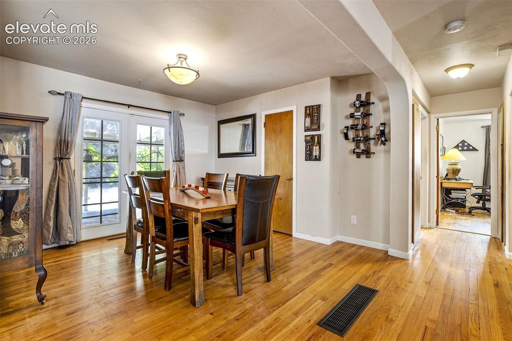 Image 13 of 40: Dining Area