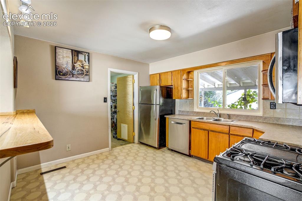 Image 14 of 40: Kitchen