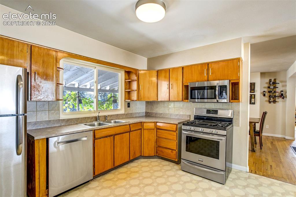 Image 15 of 40: Kitchen