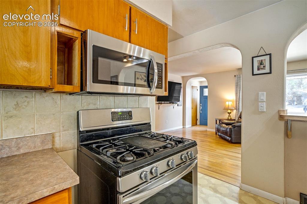 Image 16 of 40: Kitchen