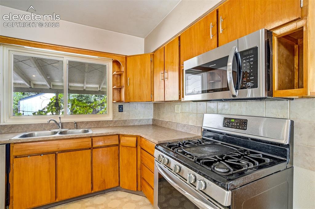 Image 18 of 40: Kitchen