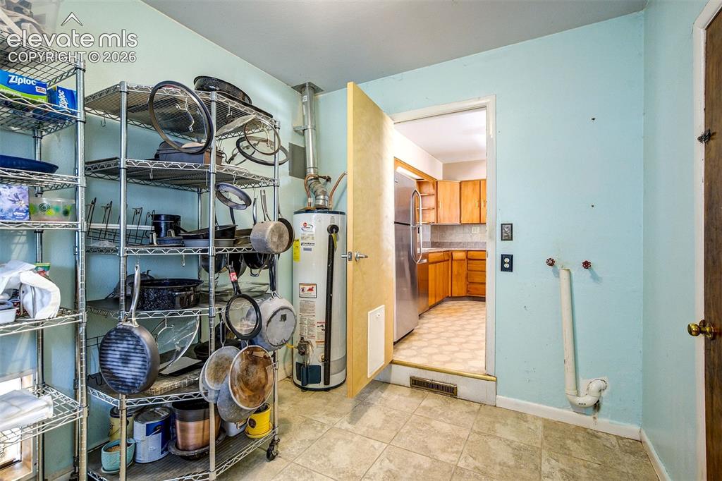 Image 19 of 40: Utility Room