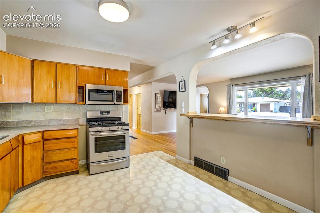 Image 21 of 40: Kitchen