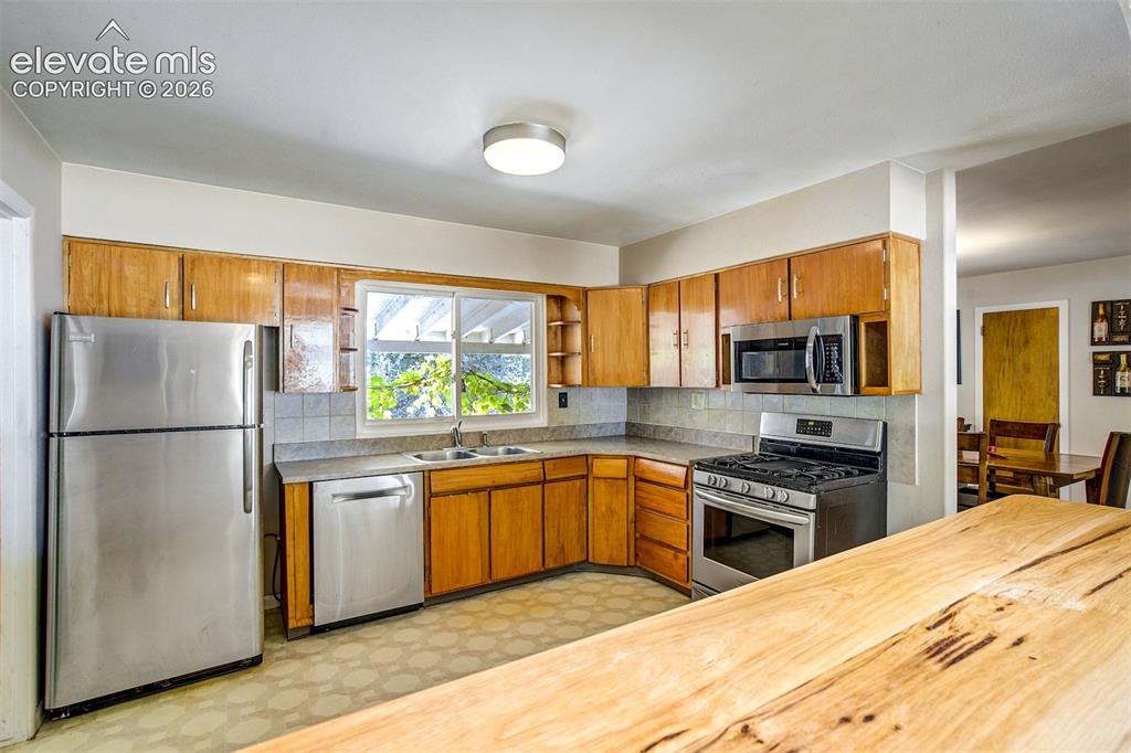 Image 9 of 40: Kitchen