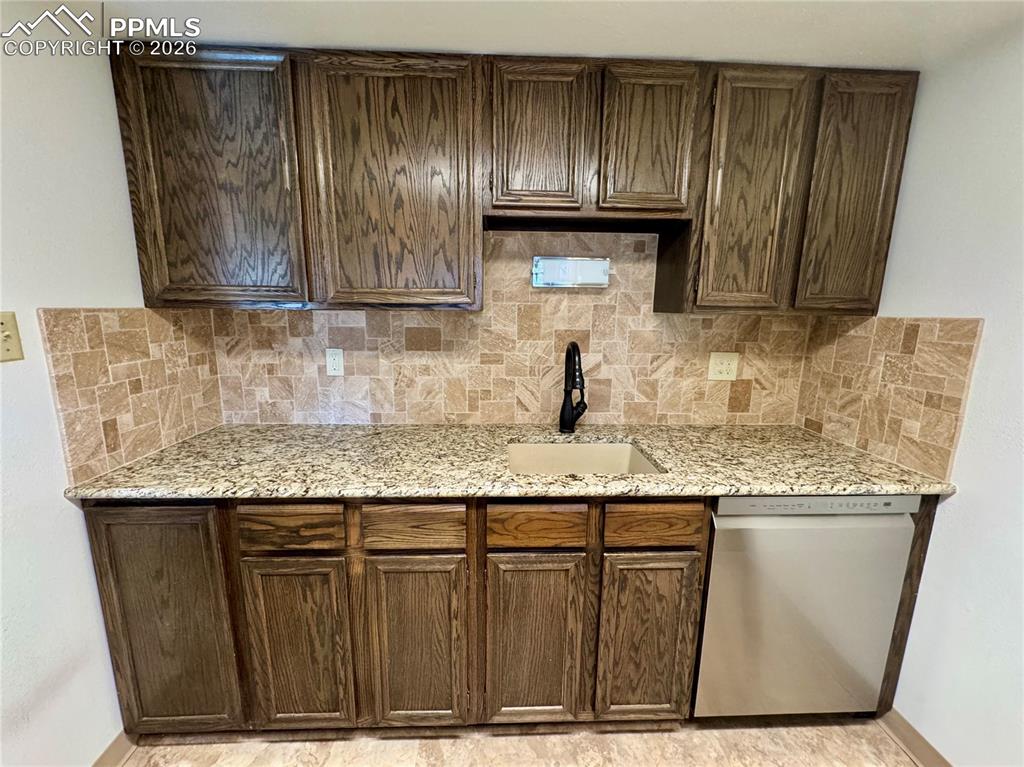 Image 5 of 24: Kitchen