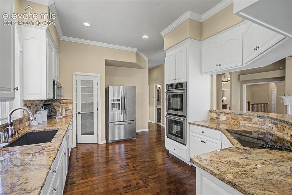 Image 15 of 42: Kitchen