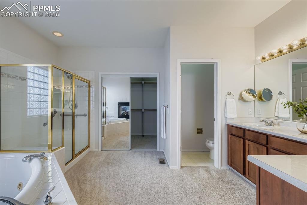 Image 17 of 41: Bathroom