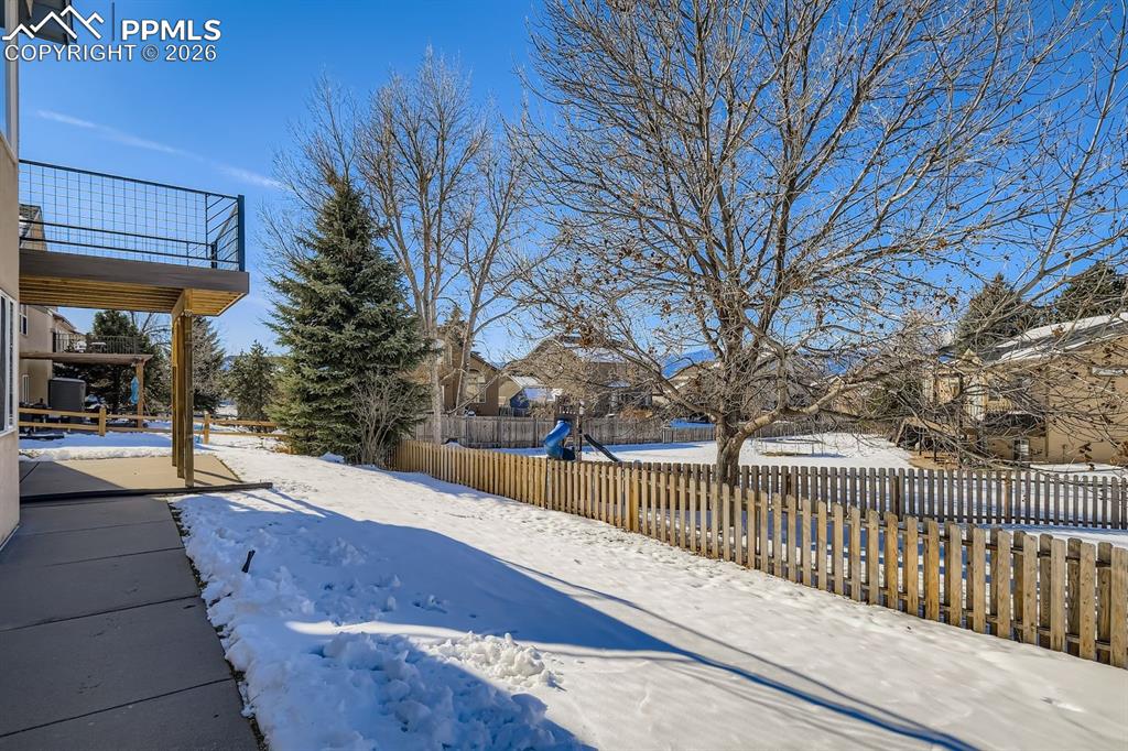 Image 33 of 41: Yard