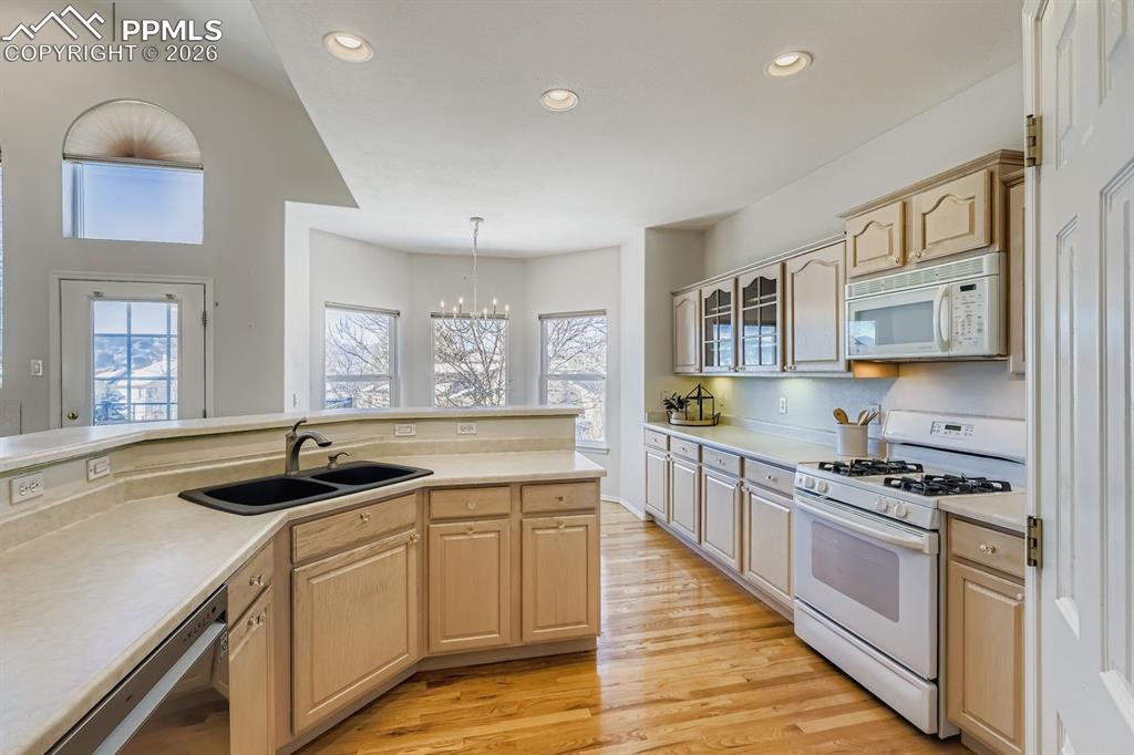 Image 7 of 41: Kitchen