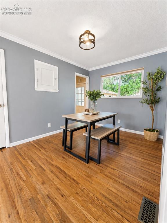Image 10 of 40: Dining Area