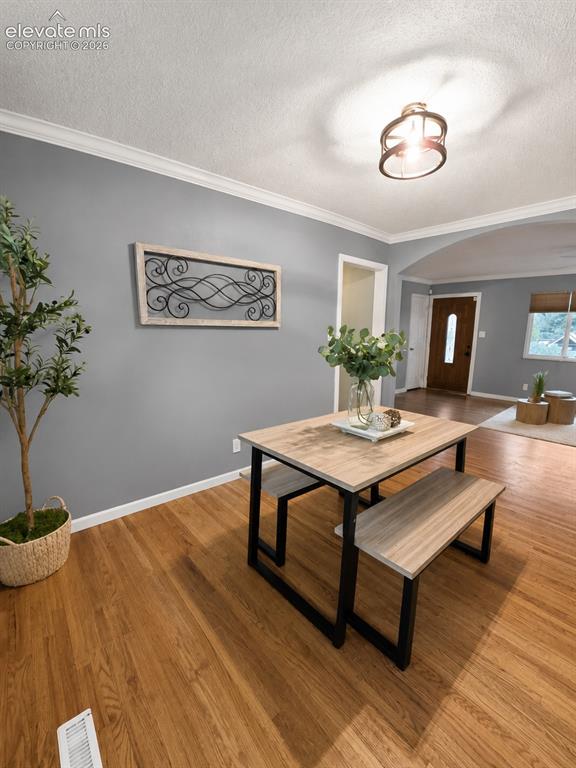 Image 11 of 40: Dining Area