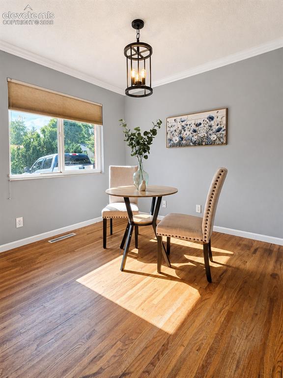 Image 12 of 40: Dining Area