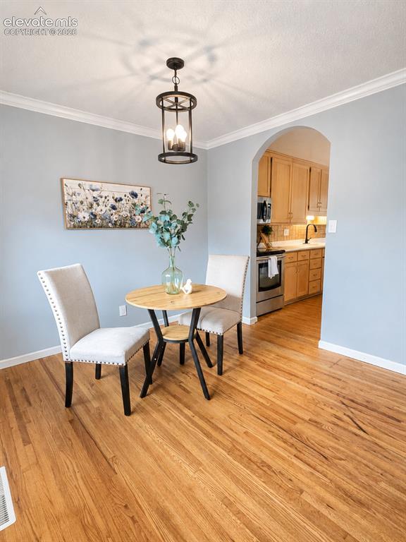 Image 13 of 40: Dining Area