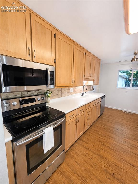 Image 14 of 40: Kitchen