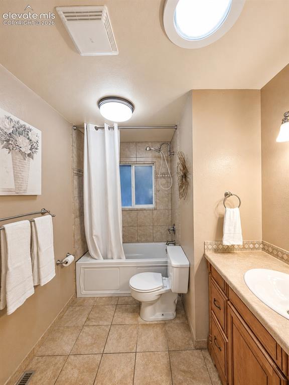 Image 21 of 40: Bathroom