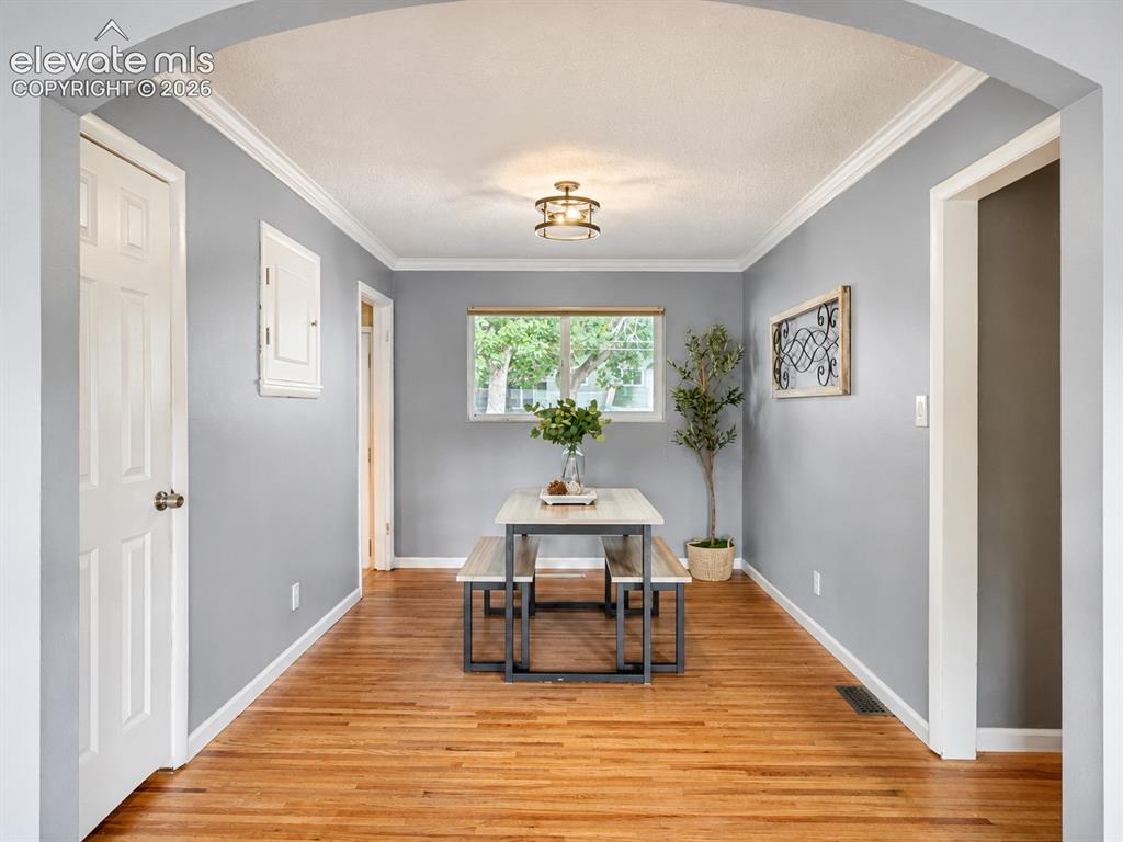 Image 9 of 40: Dining Area