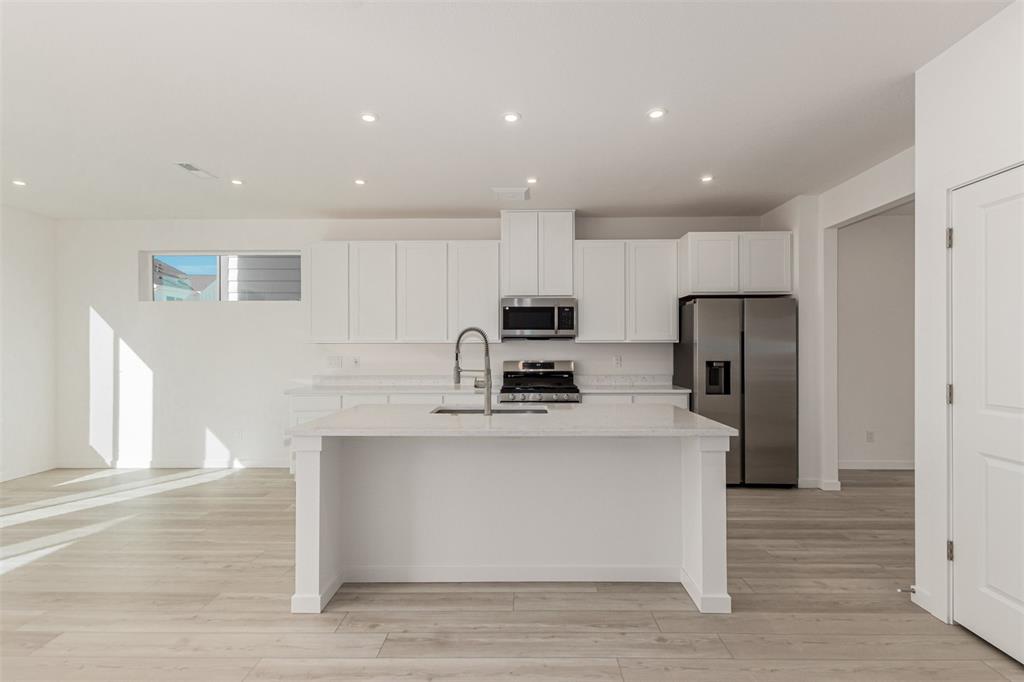 Image 11 of 36: Kitchen