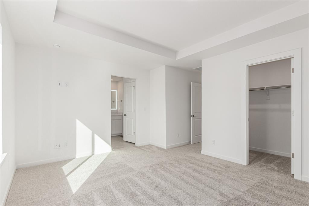 Image 16 of 36: Bedroom