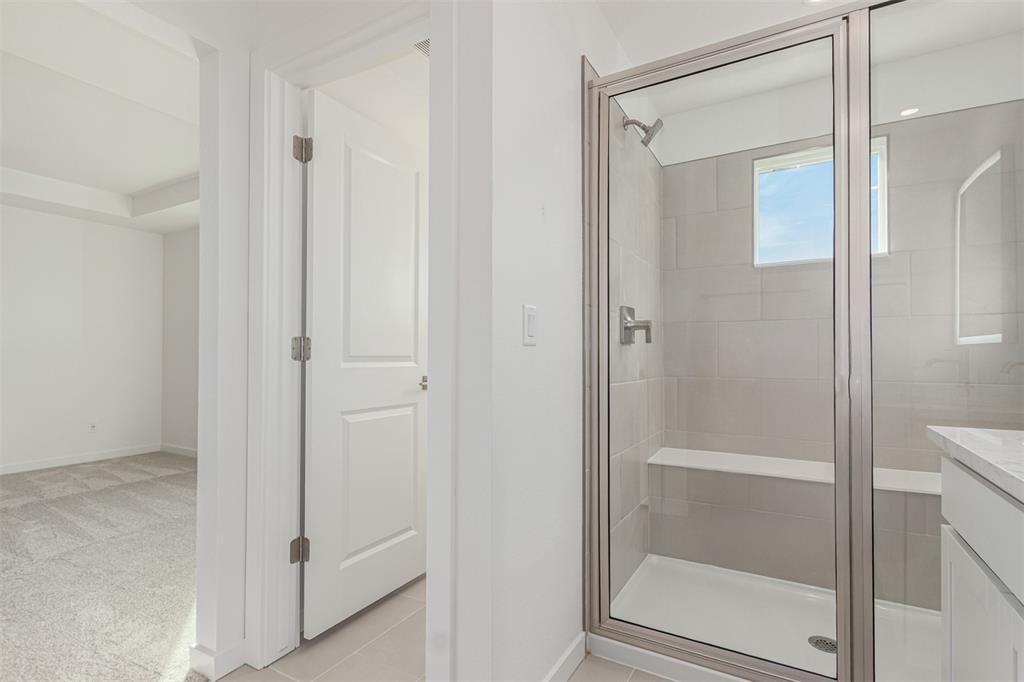 Image 18 of 36: Bathroom