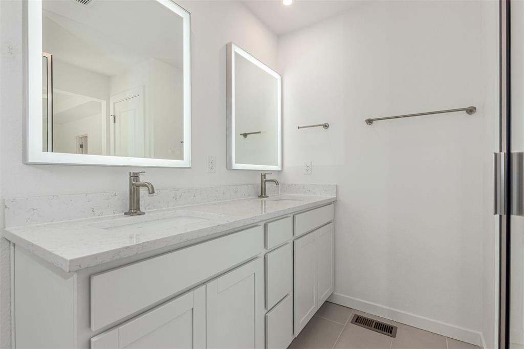 Image 19 of 36: Bathroom