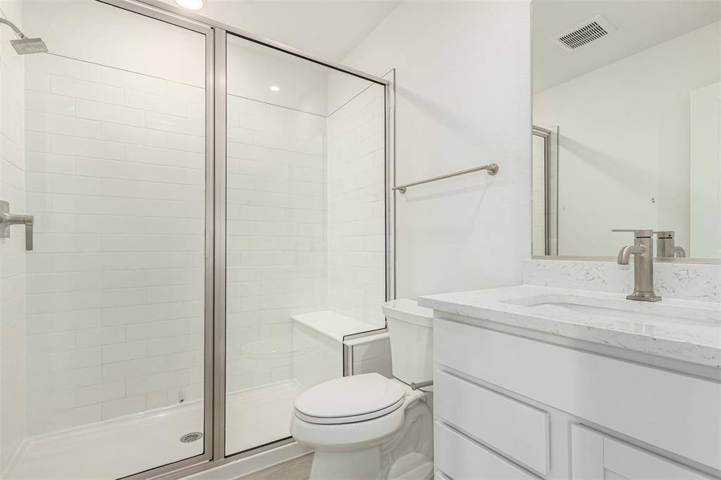 Image 24 of 36: Bathroom