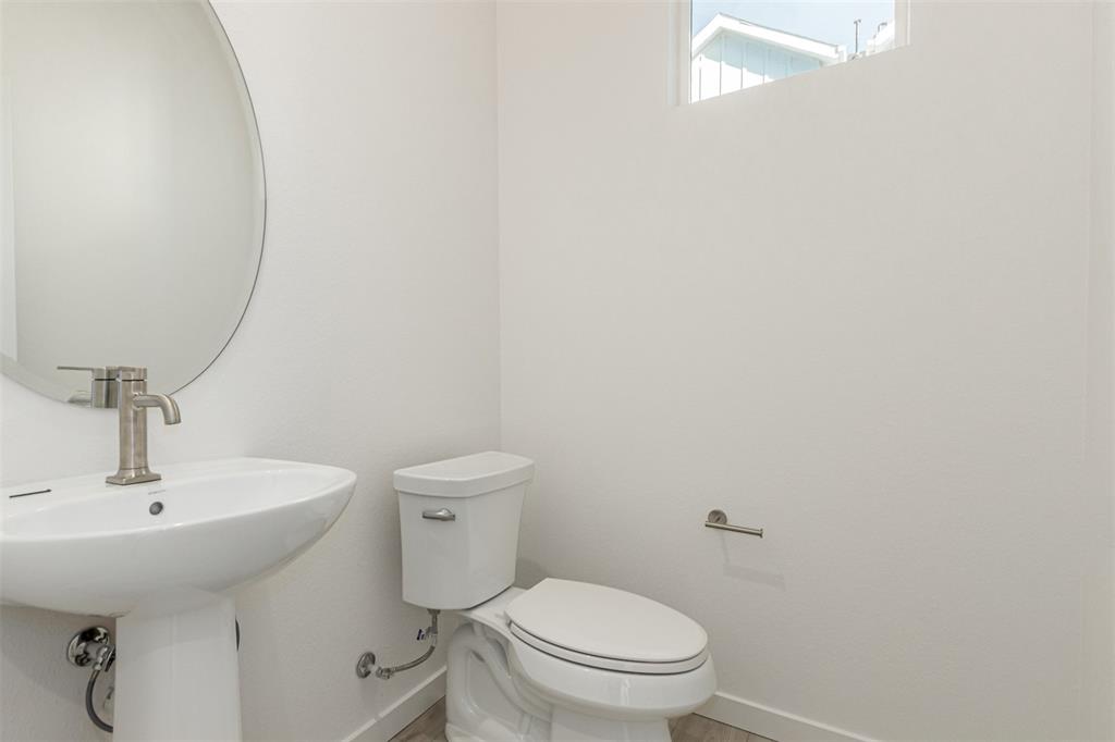 Image 25 of 36: Bathroom