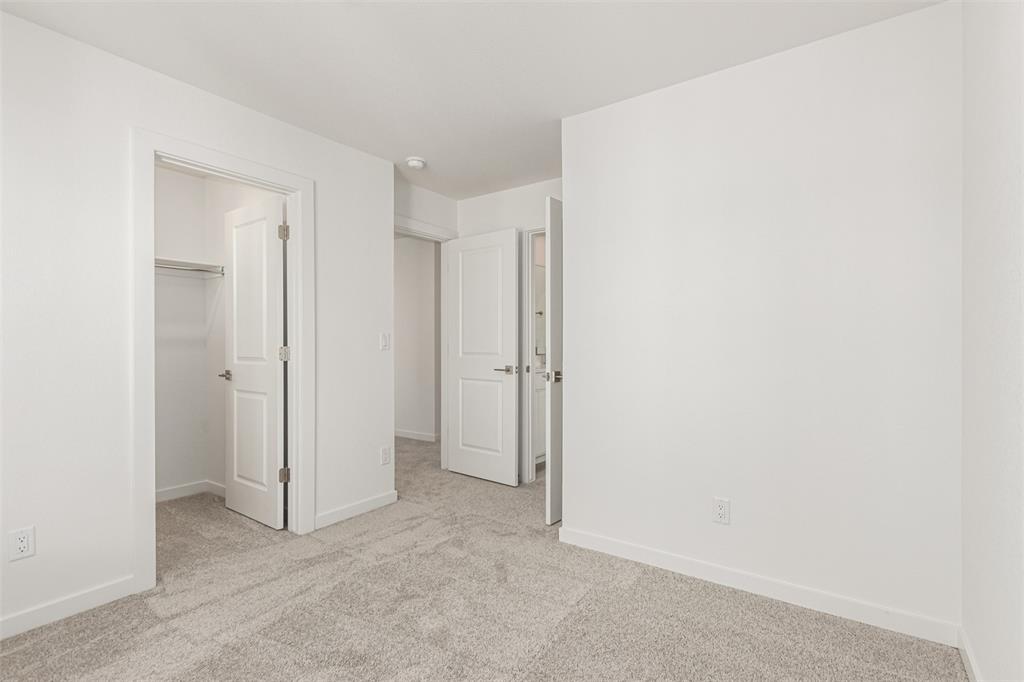 Image 26 of 36: Bedroom