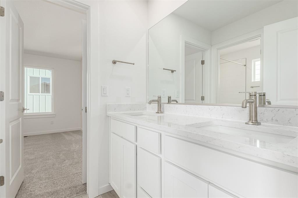 Image 30 of 36: Bathroom