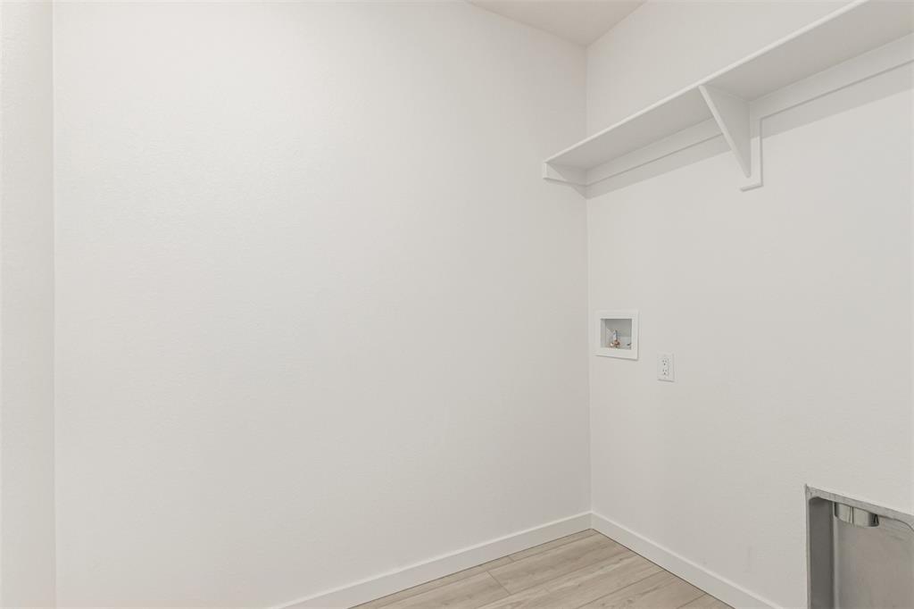 Image 32 of 36: Laundry