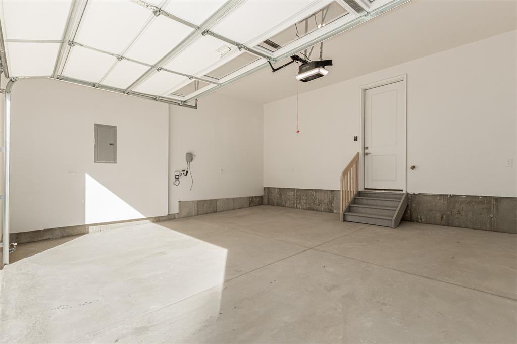 Image 33 of 36: Garage