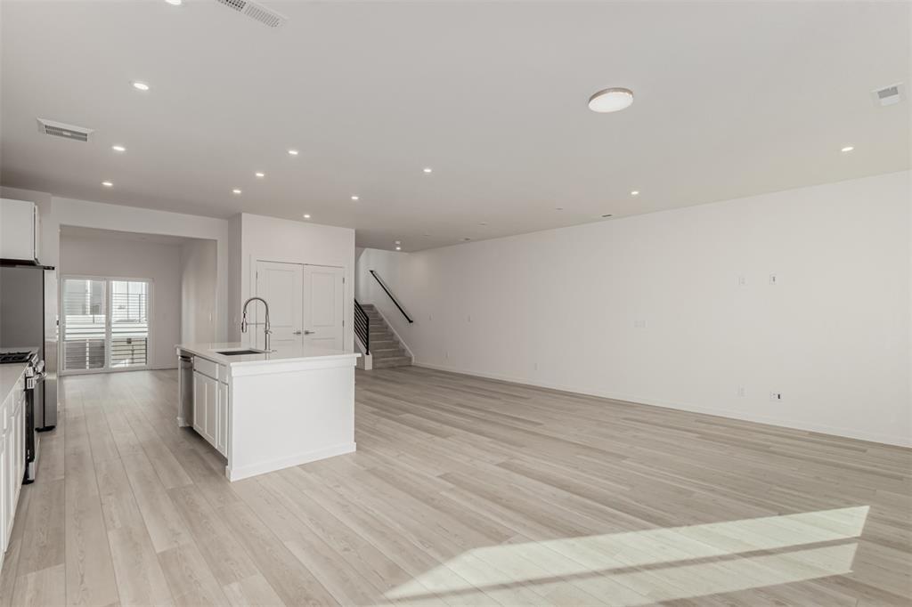 Image 7 of 36: Kitchen