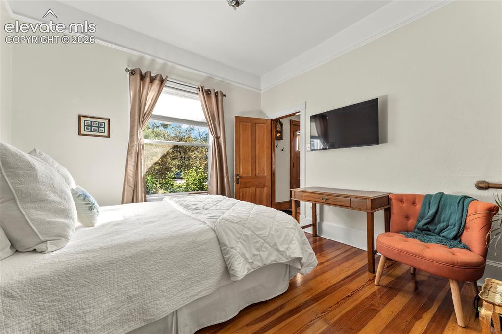 Image 11 of 33: Bedroom