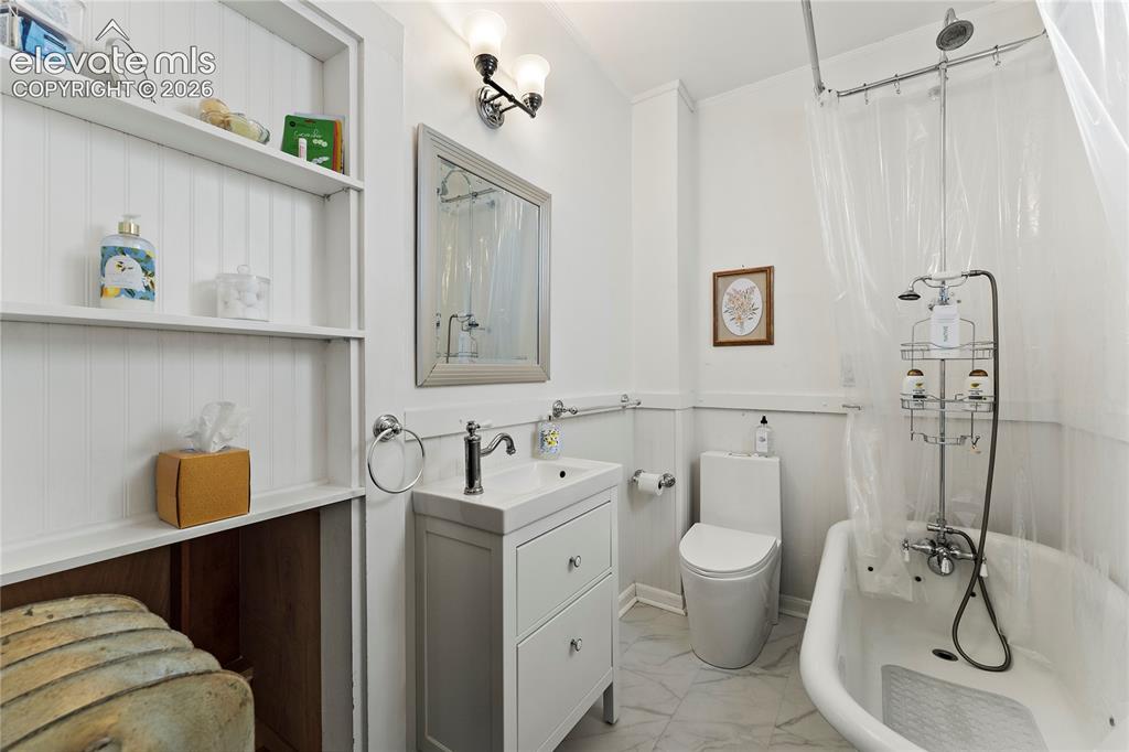 Image 14 of 33: Bathroom