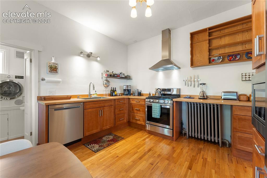 Image 8 of 33: Kitchen