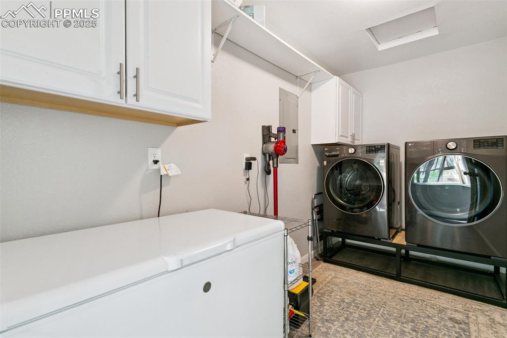 Image 24 of 36: Large laundry room
