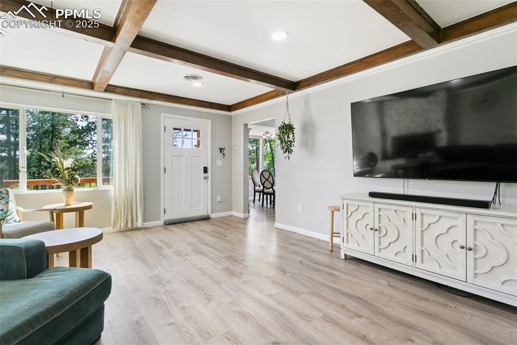 Image 5 of 36: Facing entryway 